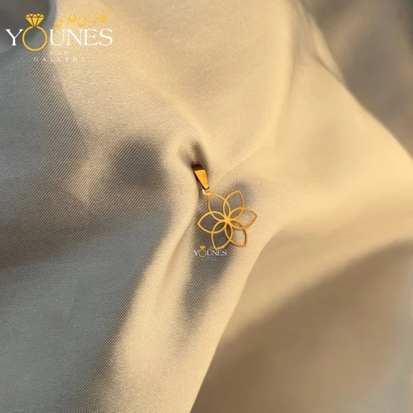 تصویر دوم آویز طلا گلبرگ